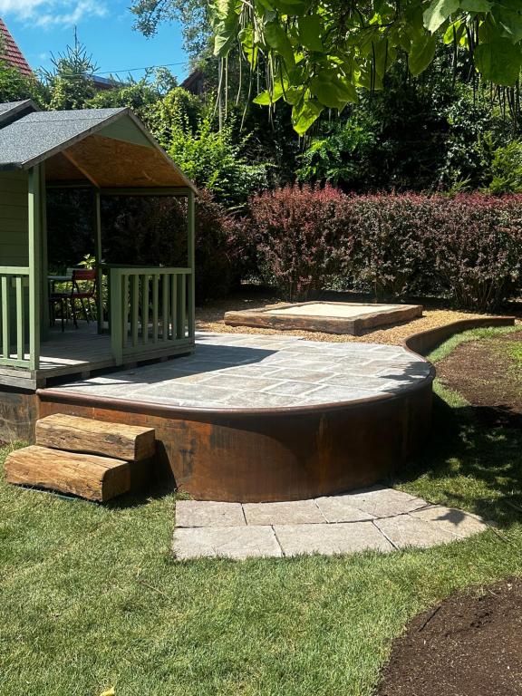 Des aménagements extérieurs en acier corten, conçus sur mesure